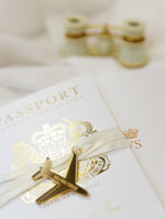 Invito a nozze con passaporto dorato - aereo di lusso inciso su passaporto in plexi color oro e matrimonio con destinazione in vera lamina d'oro