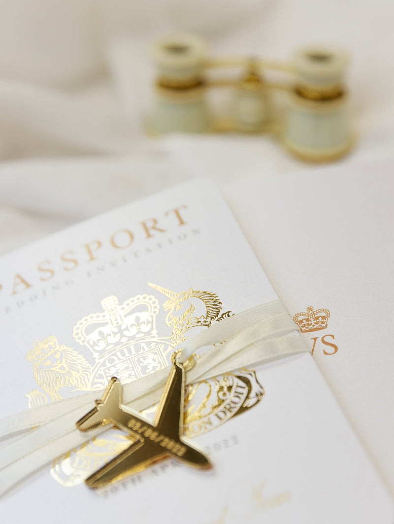 Invito a nozze con passaporto dorato - aereo di lusso inciso su passaporto in plexi color oro e matrimonio con destinazione in vera lamina d'oro