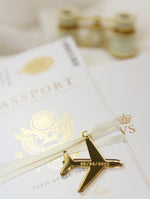 Invito a nozze con passaporto dorato - aereo di lusso inciso su passaporto in plexi color oro e matrimonio con destinazione in vera lamina d'oro