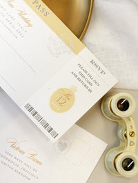 Invitation de mariage au passeport en or - avion gravé de luxe dans le passeport en fleuri