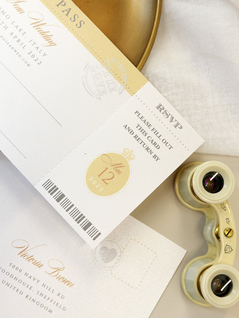Invito a nozze con passaporto dorato - aereo di lusso inciso su passaporto in plexi color oro e matrimonio con destinazione in vera lamina d'oro