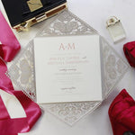 Fascia per pancia monogramma Intricato bordo in lamina quadrata tagliata al laser con invito tascabile glitterato