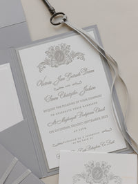 Suite de invitación de bolsillo con carpeta tipográfica de lujo de 710 g/m² con etiqueta de espejo y cinta atada con lazo