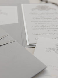 Suite de invitación de bolsillo con carpeta tipográfica de lujo de 710 g/m² con etiqueta de espejo y cinta atada con lazo