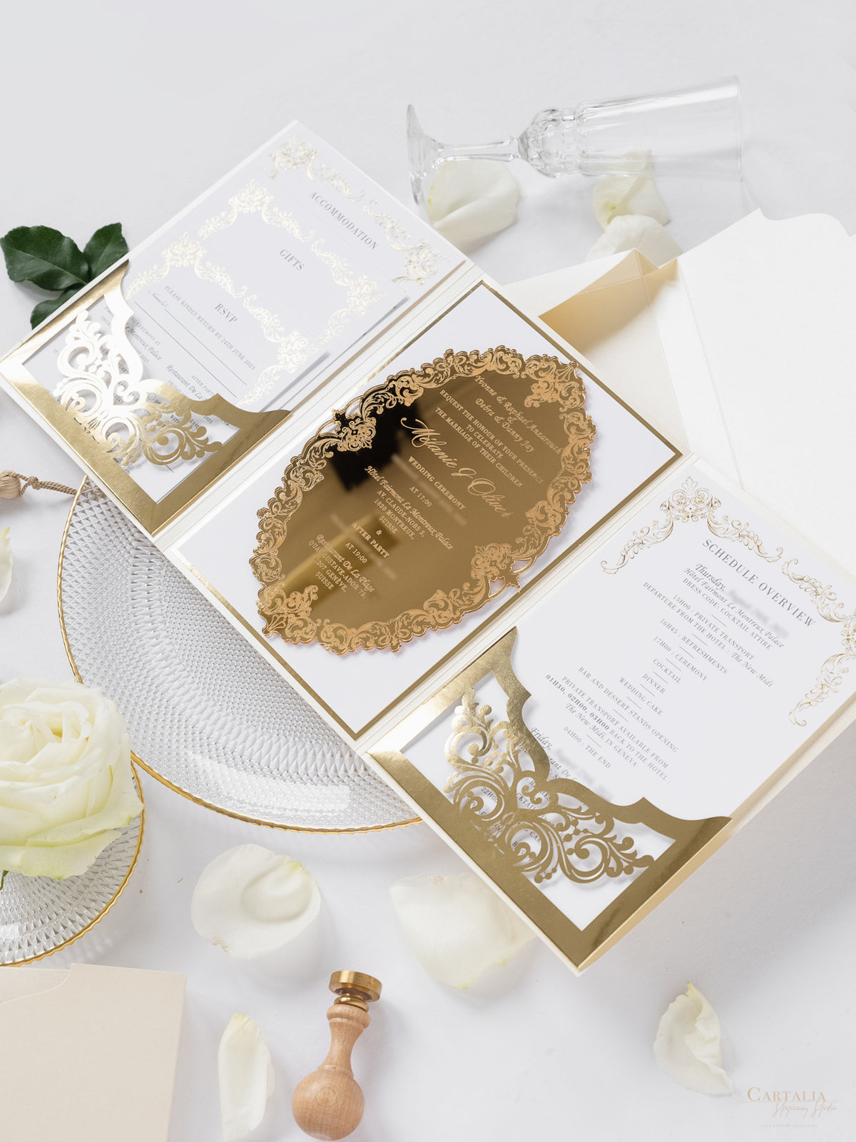 Luxury Gold Mirror & Champagne Boxed Invitation Suite avec des esquisses de lieux en feuille | Commission sur mesure M&O