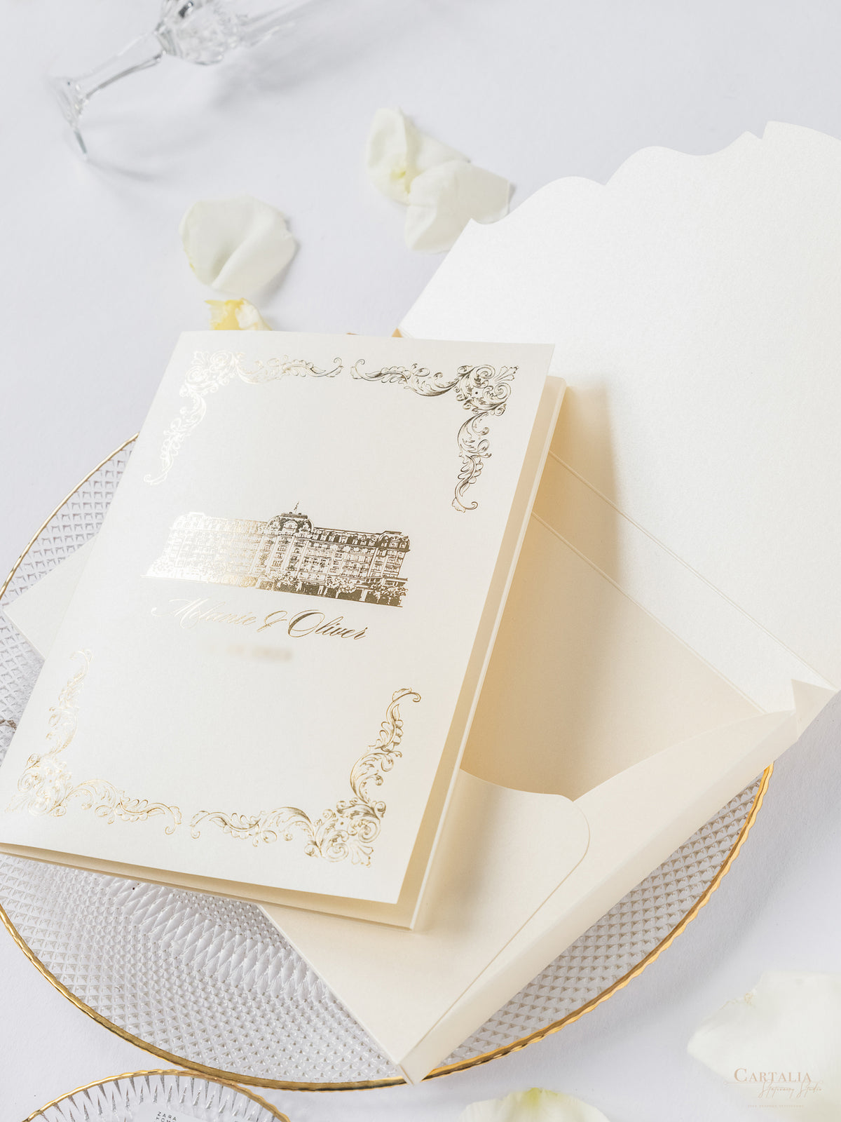 Luxury Gold Mirror & Champagne Boxed Invitation Suite avec des esquisses de lieux en feuille | Commission sur mesure M&O