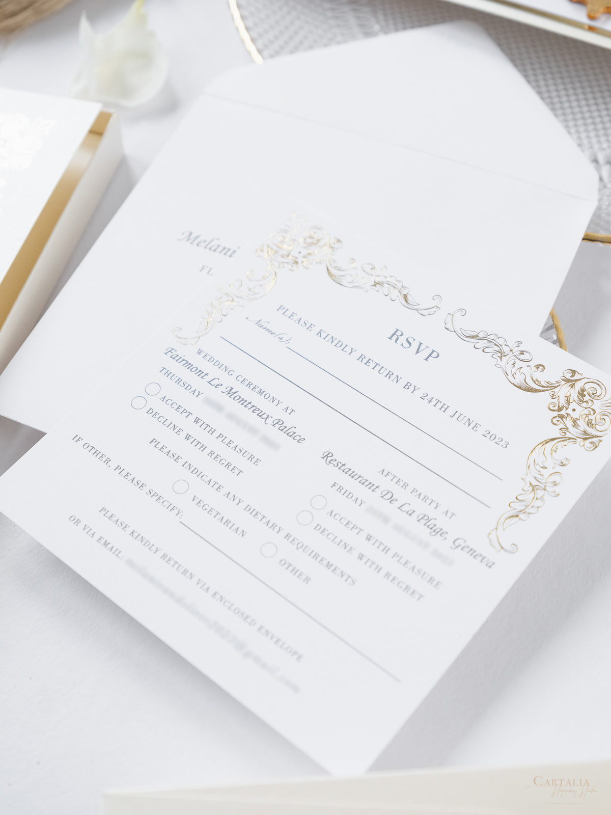 Luxury Gold Mirror & Champagne Boxed Invitation Suite avec des esquisses de lieux en feuille | Commission sur mesure M&O