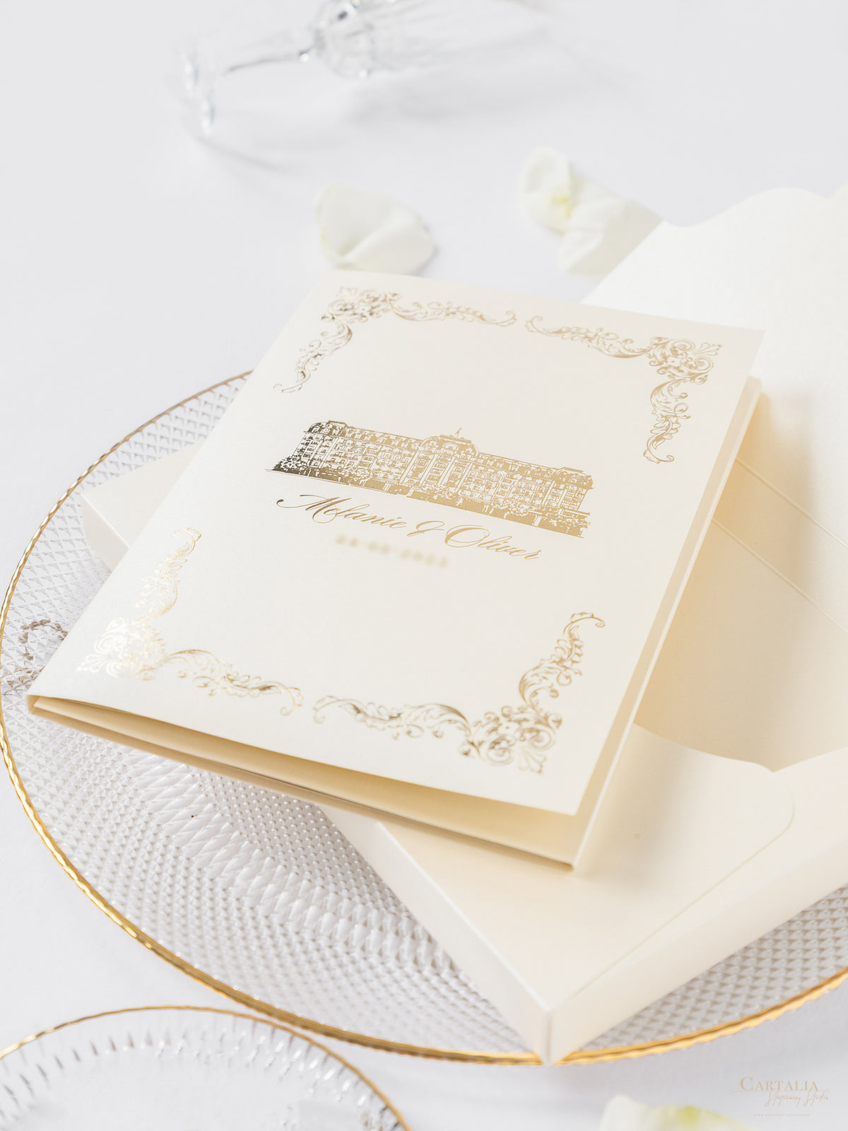 Luxury Gold Mirror & Champagne Boxed Invitation Suite avec des esquisses de lieux en feuille | Commission sur mesure M&O