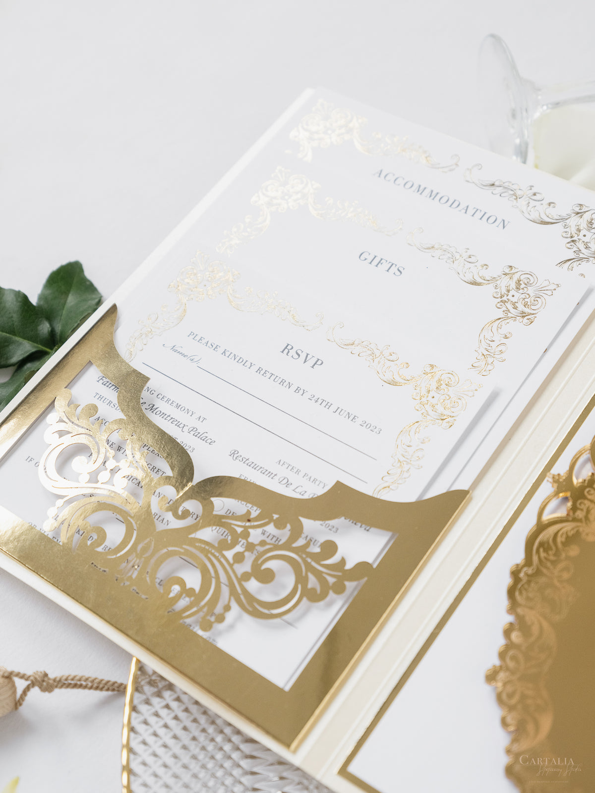 Luxury Gold Mirror & Champagne Boxed Invitation Suite avec des esquisses de lieux en feuille | Commission sur mesure M&O