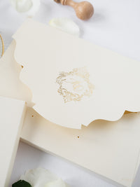 Luxury Gold Mirror & Champagne Boxed Invitation Suite avec des esquisses de lieux en feuille | Commission sur mesure M&O