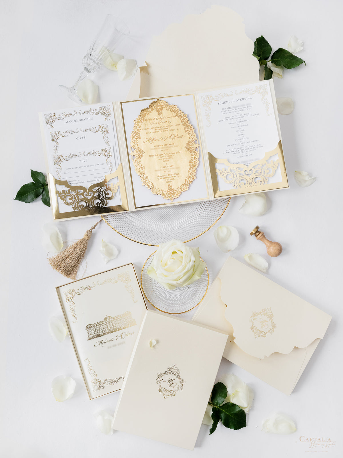 Luxury Gold Mirror & Champagne Boxed Invitation Suite avec des esquisses de lieux en feuille | Commission sur mesure M&O