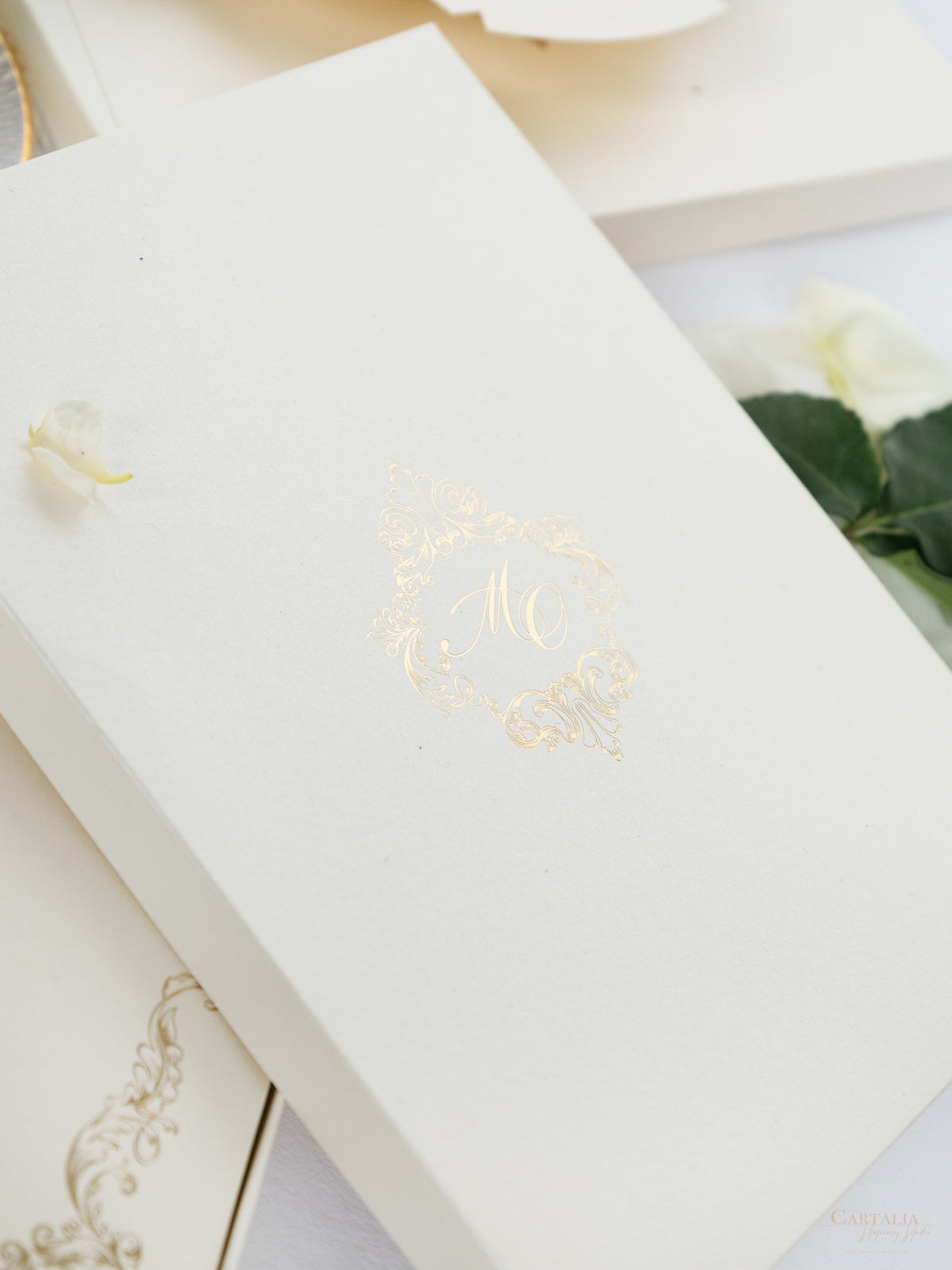 Luxury Gold Mirror & Champagne Boxed Invitation Suite avec des esquisses de lieux en feuille | Commission sur mesure M&O