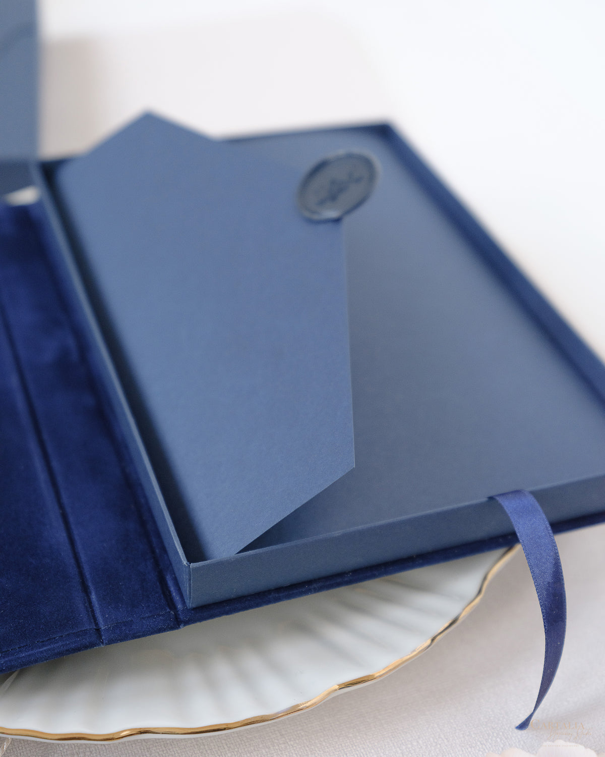 Luxury Velvet Hard Back Book & Box Pocket Invitation avec salle d'or | Commission sur mesure J&M