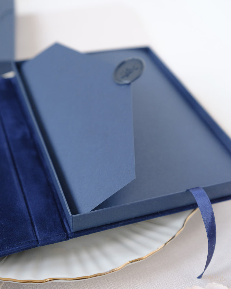 Libro di lusso con retro rigido in velluto e invito tascabile con scatola in lamina d'oro | Commissione su misura J&amp;M