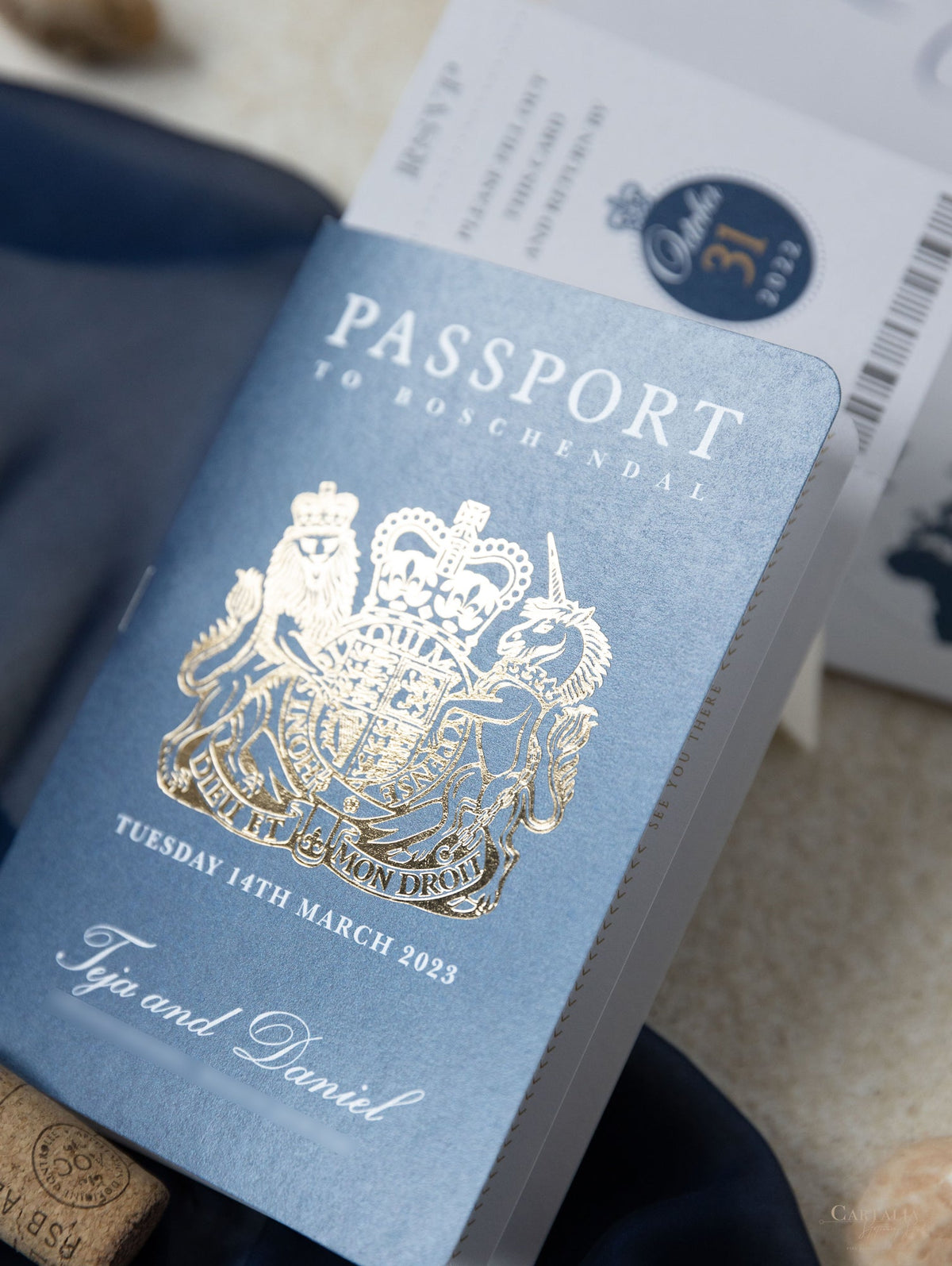 Cartera de viaje azul marino y dorada: invitación de pasaporte de boda de lujo en suite de invitación de pasaporte con etiqueta de bolsillo y espejo