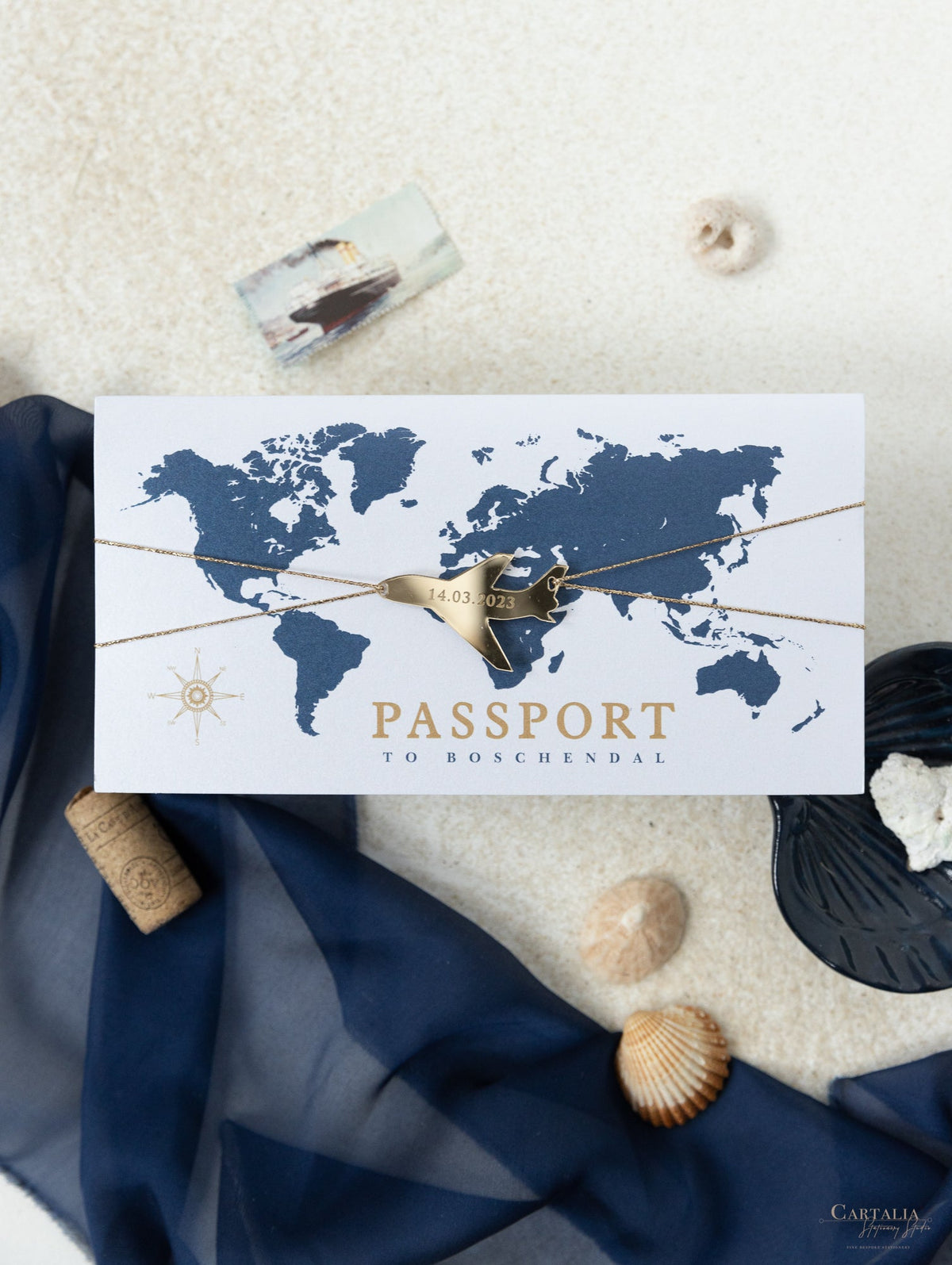 Portafoglio da viaggio blu navy e oro: lussuoso invito per passaporto di nozze in tasca e tag per specchio