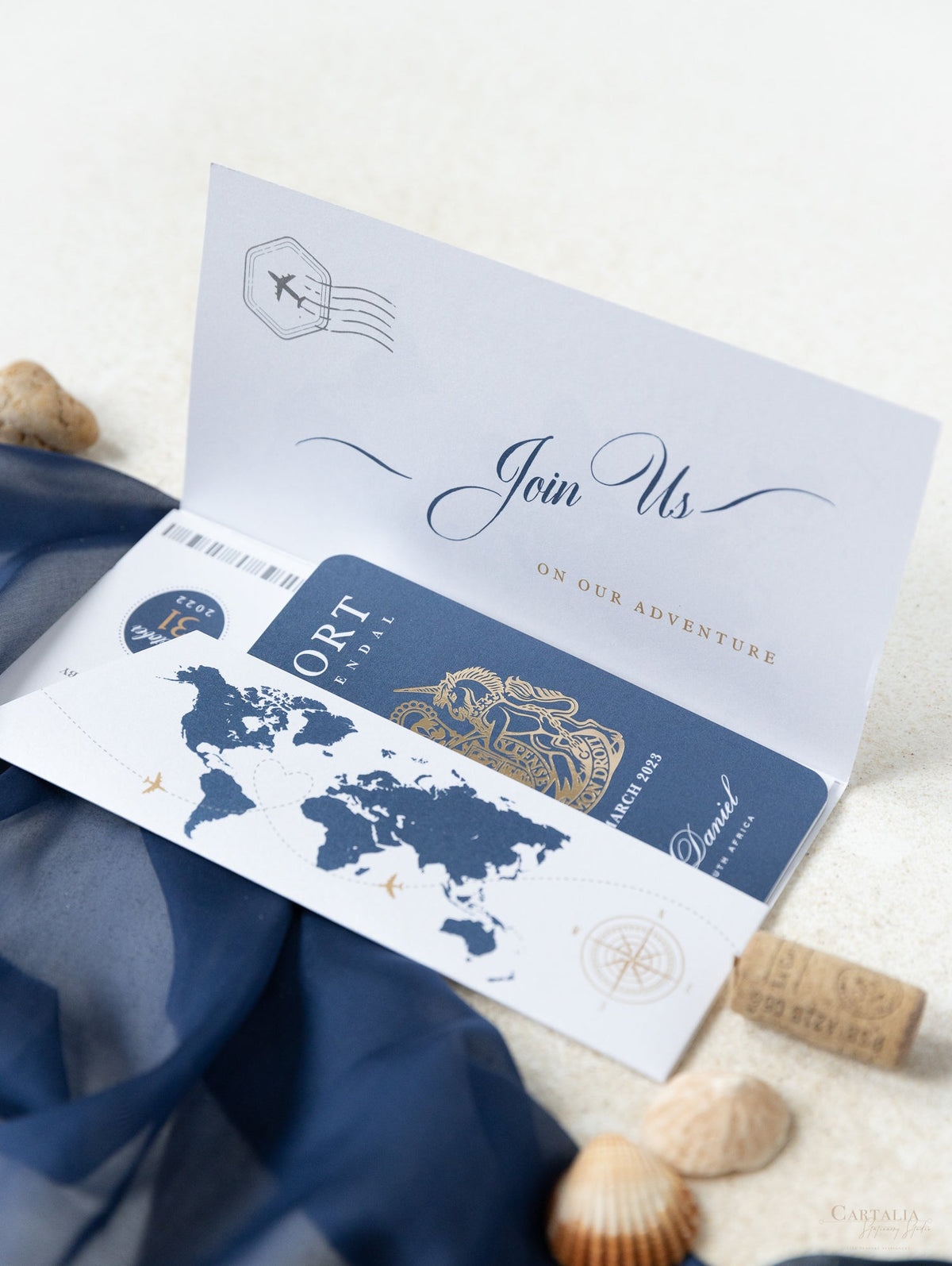 Cartera de viaje azul marino y dorada: invitación de pasaporte de boda de lujo en suite de invitación de pasaporte con etiqueta de bolsillo y espejo