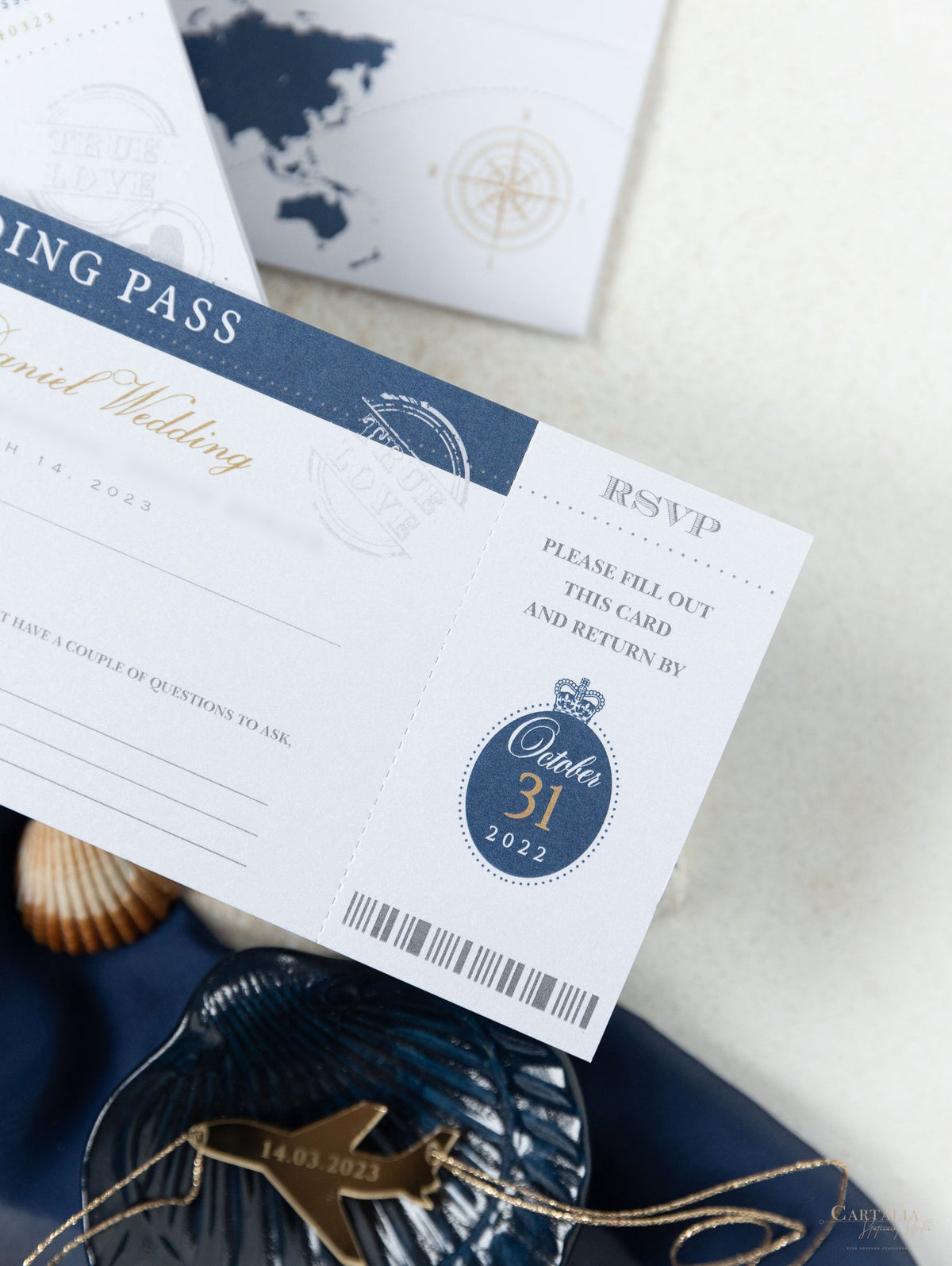 Cartera de viaje azul marino y dorada: invitación de pasaporte de boda de lujo en suite de invitación de pasaporte con etiqueta de bolsillo y espejo