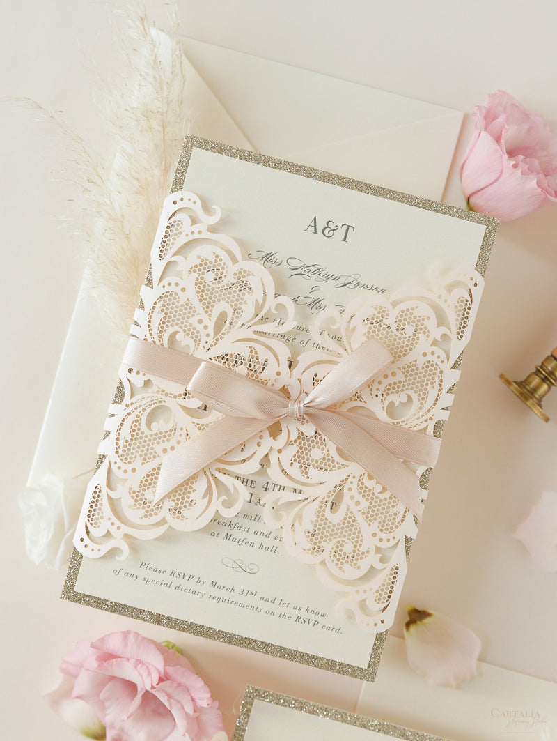 Invito per cravatta a nastro della collezione Dusty Rose Metallic Opulence con bordo glitter oro