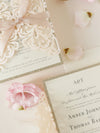 Invito per cravatta a nastro della collezione Dusty Rose Metallic Opulence con bordo glitter oro
