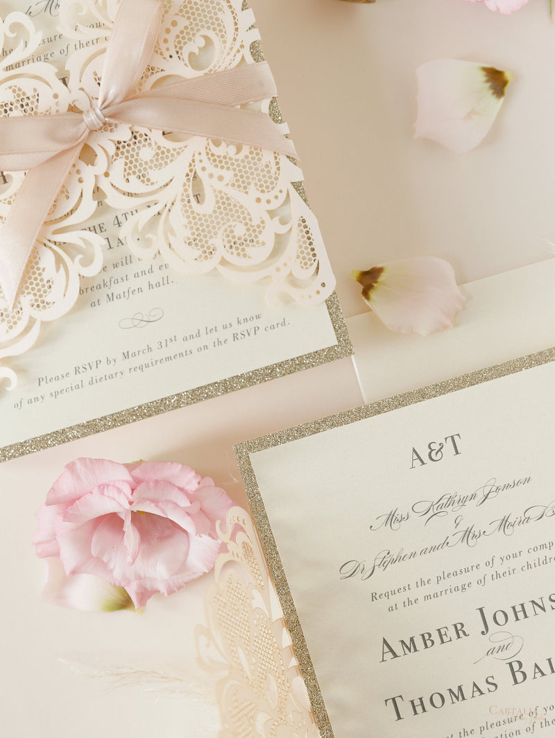 Invito per cravatta a nastro della collezione Dusty Rose Metallic Opulence con bordo glitter oro