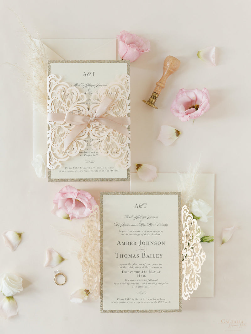 Invito per cravatta a nastro della collezione Dusty Rose Metallic Opulence con bordo glitter oro