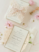 Invito per cravatta a nastro della collezione Dusty Rose Metallic Opulence con bordo glitter oro