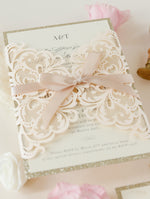 Invito per cravatta a nastro della collezione Dusty Rose Metallic Opulence con bordo glitter oro