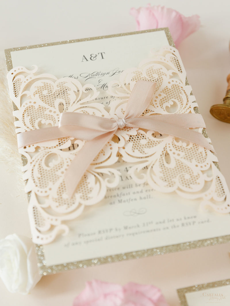 Invito per cravatta a nastro della collezione Dusty Rose Metallic Opulence con bordo glitter oro