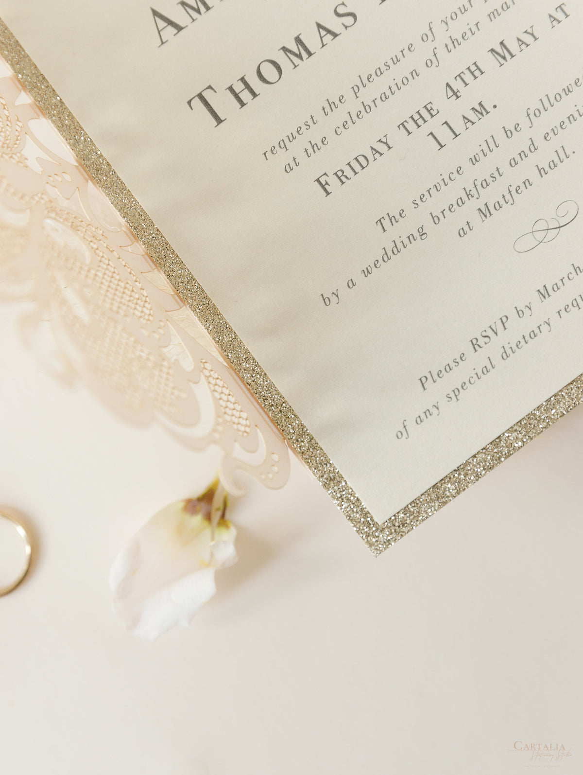 Invito per cravatta a nastro della collezione Dusty Rose Metallic Opulence con bordo glitter oro