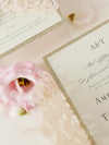 Invito per cravatta a nastro della collezione Dusty Rose Metallic Opulence con bordo glitter oro