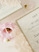 Invito per cravatta a nastro della collezione Dusty Rose Metallic Opulence con bordo glitter oro