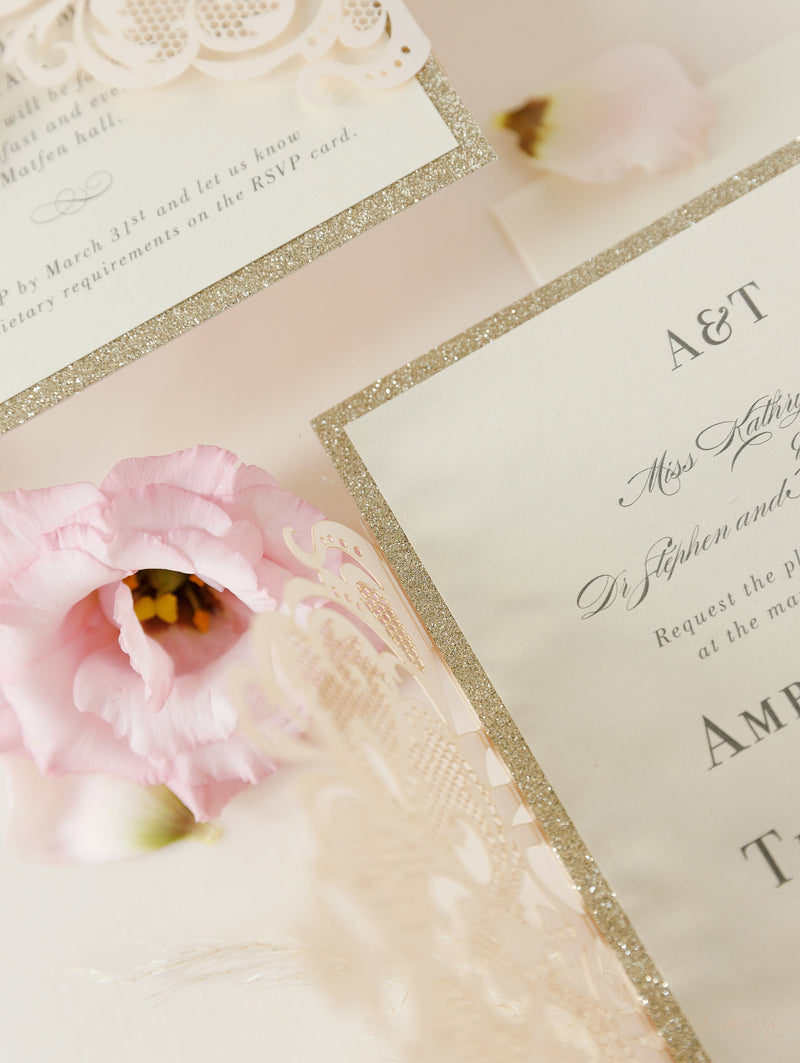Invito per cravatta a nastro della collezione Dusty Rose Metallic Opulence con bordo glitter oro