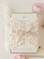 Invito per cravatta a nastro della collezione Dusty Rose Metallic Opulence con bordo glitter oro
