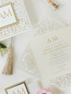 Fascia per pancia monogramma Intricato bordo in lamina quadrata tagliata al laser con invito tascabile glitterato