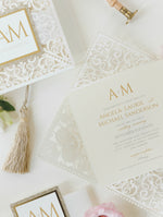 Fascia per pancia monogramma Intricato bordo in lamina quadrata tagliata al laser con invito tascabile glitterato