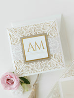 Fascia per pancia monogramma Intricato bordo in lamina quadrata tagliata al laser con invito tascabile glitterato