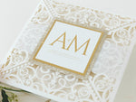 Fascia per pancia monogramma Intricato bordo in lamina quadrata tagliata al laser con invito tascabile glitterato