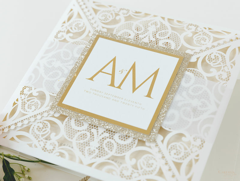 Fascia per pancia monogramma Intricato bordo in lamina quadrata tagliata al laser con invito tascabile glitterato