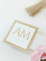 Fascia per pancia monogramma Intricato bordo in lamina quadrata tagliata al laser con invito tascabile glitterato