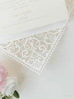 Fascia per pancia monogramma Intricato bordo in lamina quadrata tagliata al laser con invito tascabile glitterato
