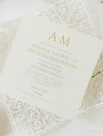 Fascia per pancia monogramma Intricato bordo in lamina quadrata tagliata al laser con invito tascabile glitterato