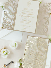 Invitación del día de la boda cortada con láser con puerta ornamental dorada de lámina de lujo con caligrafía moderna de lámina dorada