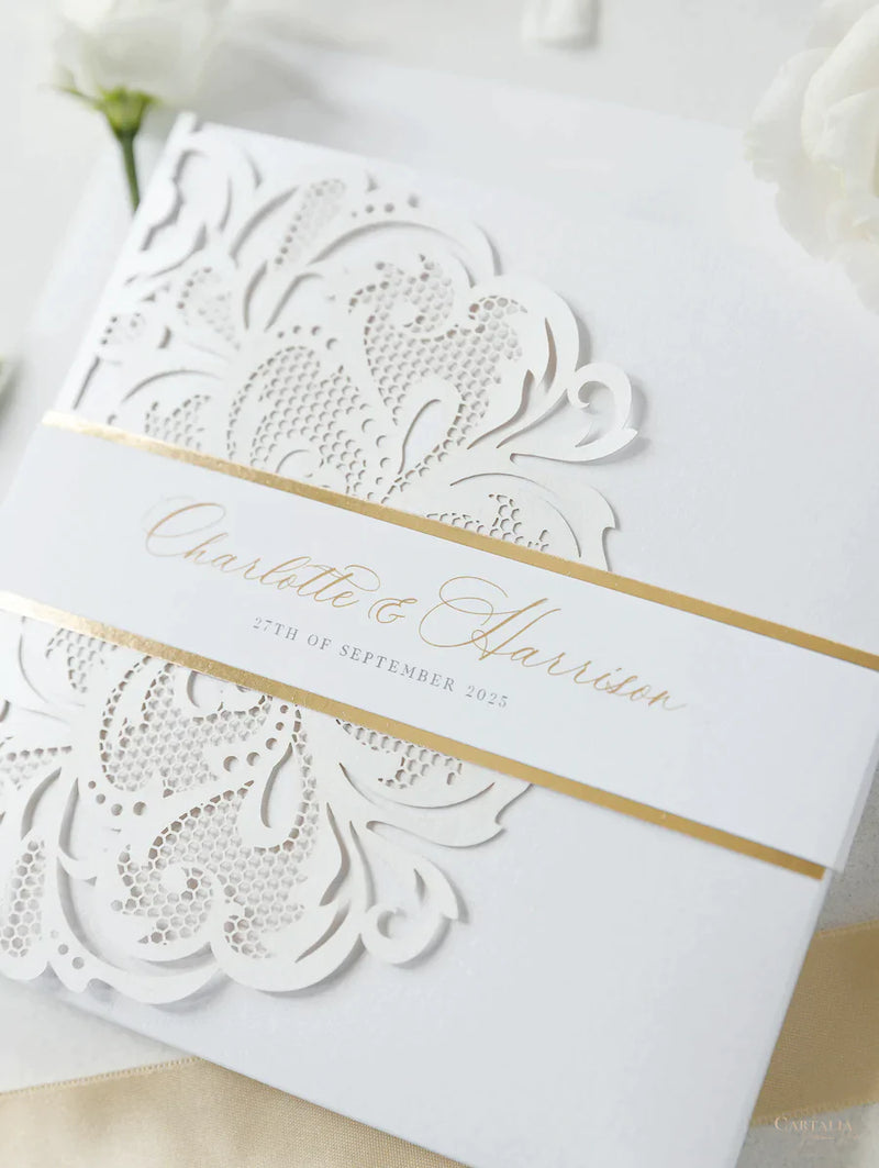 Suite per inviti di nozze ripiegabili in pizzo tagliato al laser Champagne Opulence con 3 livelli: informazioni sugli ospiti, viaggio e tessera RSVP