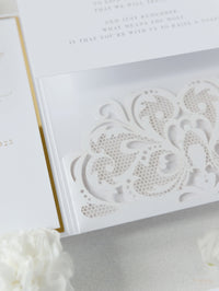 Luxury White & Gold Laser Cut Lace Pocketfold Widding Invitation Suite avec 3 niveaux: Informations invitées et voyages et carte RSVP