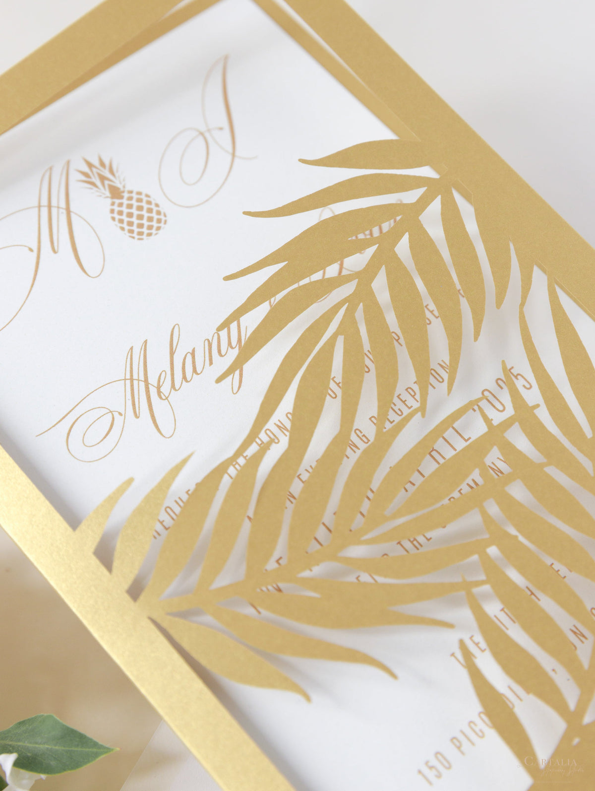 Collection d'invitation de destination tropicale de feuille de palmier dorée de la soirée au laser coupé au laser