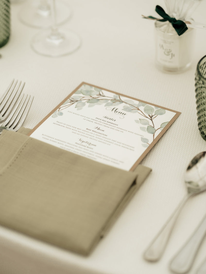 Ordine di servizio/menu di matrimonio rustico con foglia verde acquerello