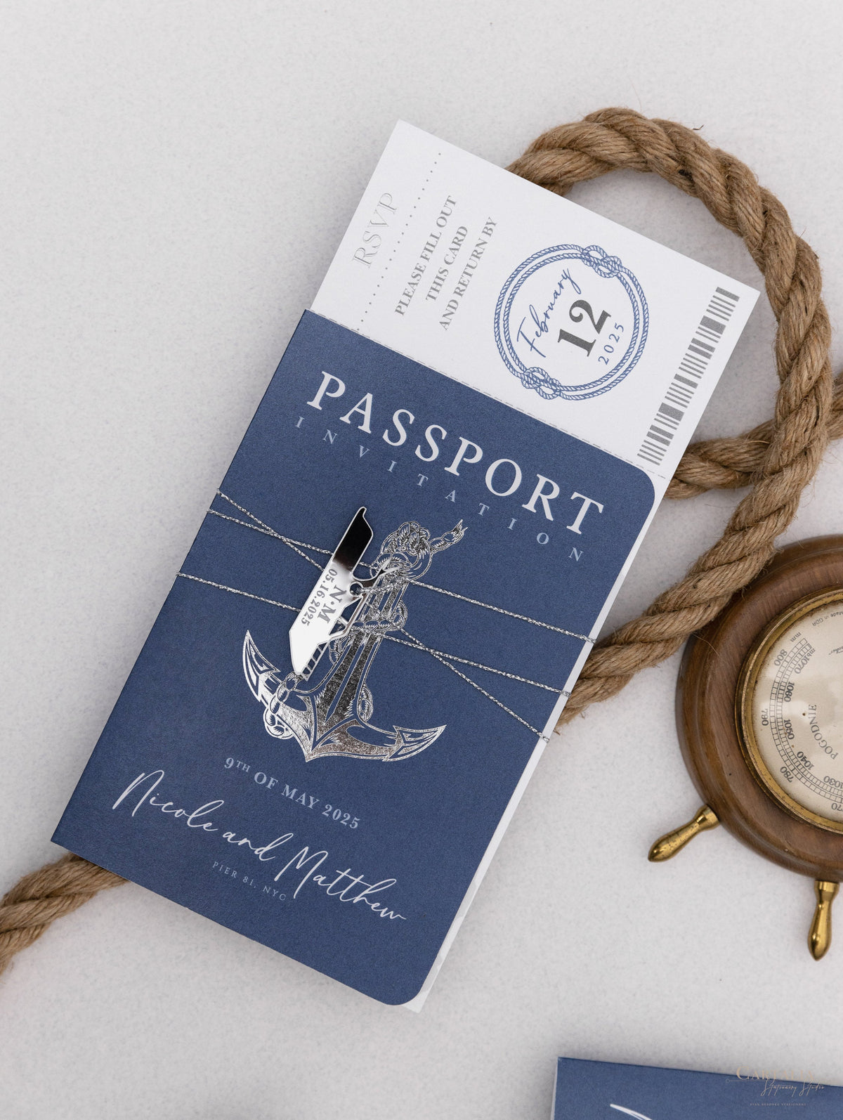 Invitations de passeport de mariage nautique avec étiquette de bateau en argent et feuille d'ancrage