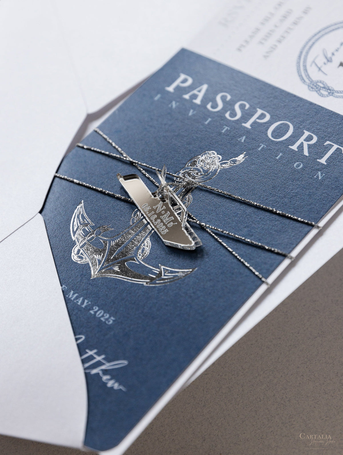 Invitaciones para pasaporte de boda náutica con etiqueta de barco plateada y lámina de ancla