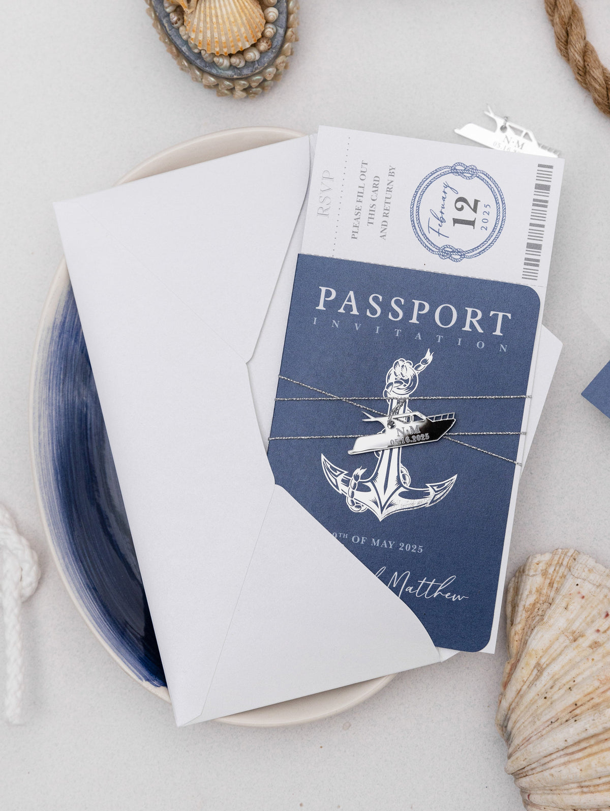 Invitations de passeport de mariage nautique avec étiquette de bateau en argent et feuille d'ancrage